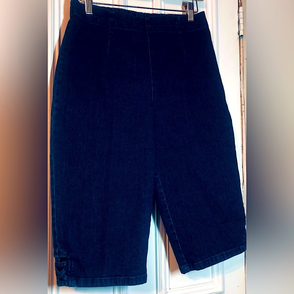 Croft & Barrow Denim Stretch Shorts Women’s Size 10P blue w Crisscross Design
